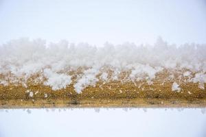 neve no tubo. flocos de neve estão em um tubo de metal amarelo. foto