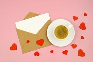 xícara de café, carta de amor, corações vermelhos em fundo rosa com espaço de cópia. conceito de dia dos namorados foto