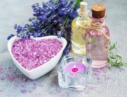 tigela em forma de coração com sal marinho e flores frescas de lavanda foto