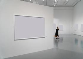 sala de exposições da galeria com fotos e pessoas em branco