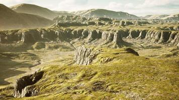 paisagem com montanhas e grama amarela seca na nova zelândia foto