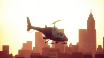 helicóptero de silhueta no fundo da paisagem da cidade foto