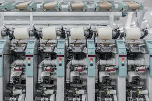 máquinas e equipamentos na oficina para a produção de fios. fábrica têxtil industrial foto