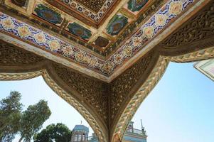 elementos da arquitetura antiga da ásia central. teto sob a forma de uma cúpula em um mosaico asiático antigo tradicional foto