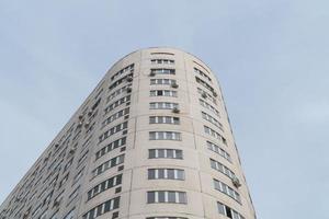 complexo residencial de vários andares contra o céu. arquitetura urbana foto