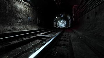 túnel ferroviário vazio perto da estação ferroviária subterrânea foto