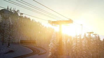 teleférico vazio. silhueta de teleférico na alta montanha sobre a floresta ao pôr do sol foto