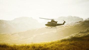 Helicóptero da era da guerra do vietnã em câmera lenta nas montanhas foto