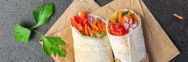 doner kebab sanduíche de pão lavash de legumes shawarma burrito recheio de pita vegetariano vegetariano foto