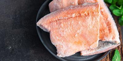 peixe vermelho filé congelado salmão ou char fresco semiacabado refeição comida dieta lanche foto