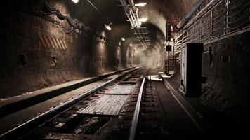 túnel ferroviário vazio perto da estação ferroviária subterrânea foto