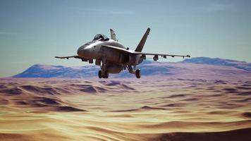 avião militar americano sobre o deserto foto