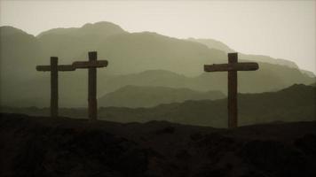 cruz de madeira crucifixo na montanha foto