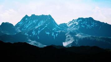 vista panorâmica da paisagem montanhosa idílica nos Alpes foto