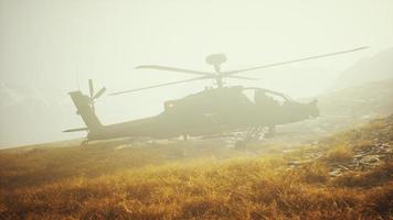 helicóptero militar nas montanhas em guerra foto