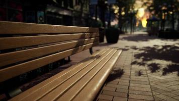 banco de parque no centro da cidade em uma tarde nublada foto