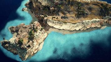 vista aérea do drone voador da ilha rochosa no oceano atlântico foto