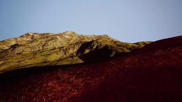 montanhas coloridas ao pôr do sol de verão foto