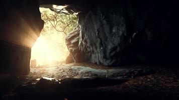 cenário de tirar o fôlego de raios de sol brilhantes caindo dentro de uma caverna iluminando foto