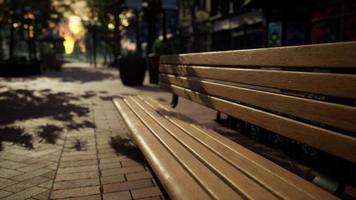 banco de parque no centro da cidade em uma tarde nublada foto