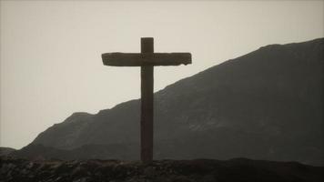 cruz de madeira crucifixo na montanha foto