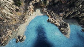 vista aérea do drone voador da ilha rochosa no oceano atlântico foto