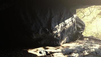 a luz do sol filtra em uma caverna de pedra molhada foto