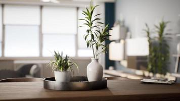 planta de casa com vaso de flores branco na mesa de madeira foto