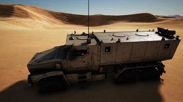 caminhão militar blindado no deserto foto