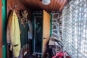 guarda-roupa com roupas velhas em uma casa abandonada foto