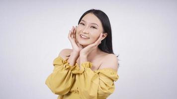 linda mulher asiática sorrindo mostrando sua maquiagem isolada no fundo branco linda mulher asiática sorrindo mostrando sua maquiagem isolada no fundo branco foto