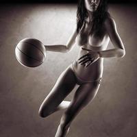 jogador de basquete mulher segurando a bola foto