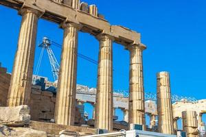 acrópole de atenas ruínas detalhes esculturas grécia capital atenas grécia. foto