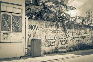 playa del carmen 02 de fevereiro de 2022 pinturas de parede típicas da paisagem urbana de rua de playa del carmen méxico. foto