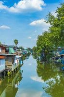 vida ao longo do canal prem prachakon rio don mueang bangkok tailândia. foto