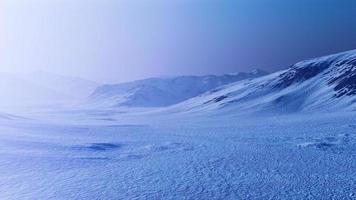 montanhas nevadas no alasca com nevoeiro foto
