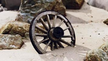 roda de carroça de tradição antiga na areia foto