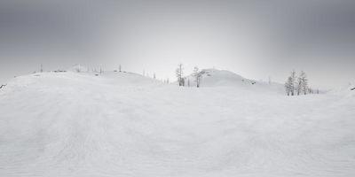 câmera vr 360 acima dos cumes das montanhas rochosas de neve em uma região polar fria foto