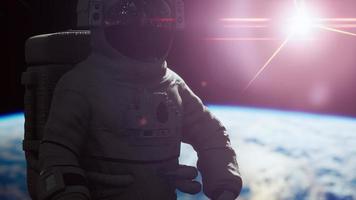 astronauta do homem do espaço no espaço em um fundo do planeta terra azul foto