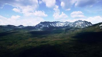 vista panorâmica da paisagem montanhosa idílica nos Alpes foto