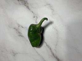 pimenta verde ou malagueta dupla x quente. numex ou novo tipo de pod mexicano. vista do topo foto