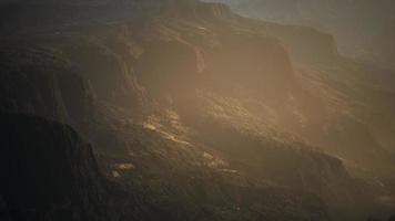 anfiteatro de pedras vermelhas em uma manhã nublada foto