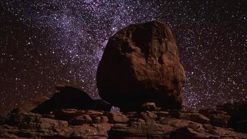 rochas vermelhas e céu noturno da via láctea em moab utah foto