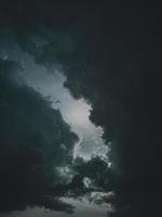 nuvens de tempestade escuras foto