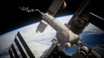 estação espacial internacional no espaço sideral sobre o planeta terra foto