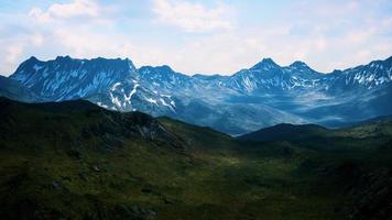 vista panorâmica da paisagem montanhosa idílica nos Alpes foto