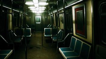 vagão do metrô está vazio por causa do surto de coronavírus na cidade foto