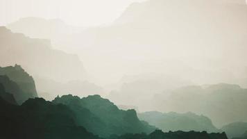 nevoeiro no vale da montanha rochosa foto