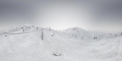 câmera vr 360 acima dos cumes das montanhas rochosas de neve em uma região polar fria foto