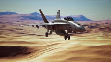 avião militar americano sobre o deserto foto